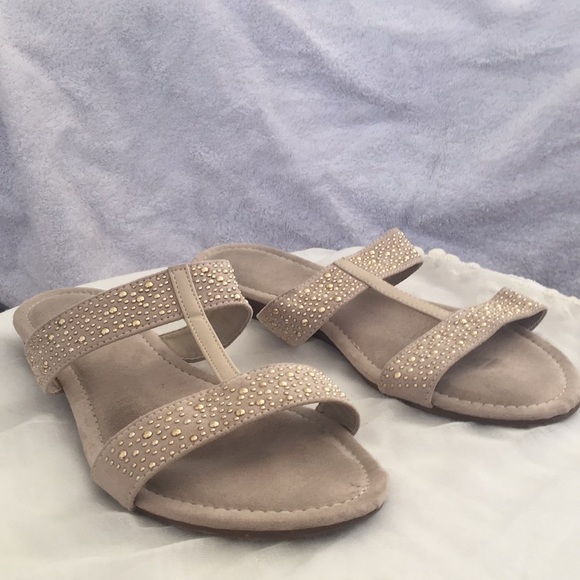 Sandals tan and gold embellishment - Picture 2 of 3